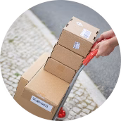 transporte de cajas apiladas en carretillas_cajas de cartón